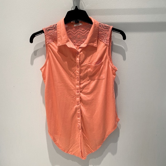 Ardene Tops - Ardene • Sleeveless peαch button down shirt w knit